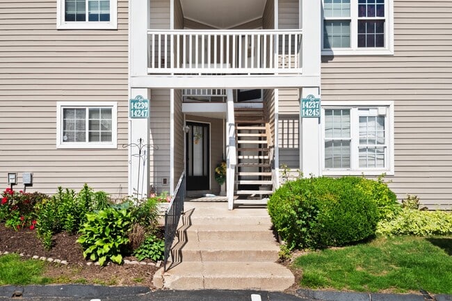 Building Photo - Charming 2 bed 2 bath Condo in the Heart o...