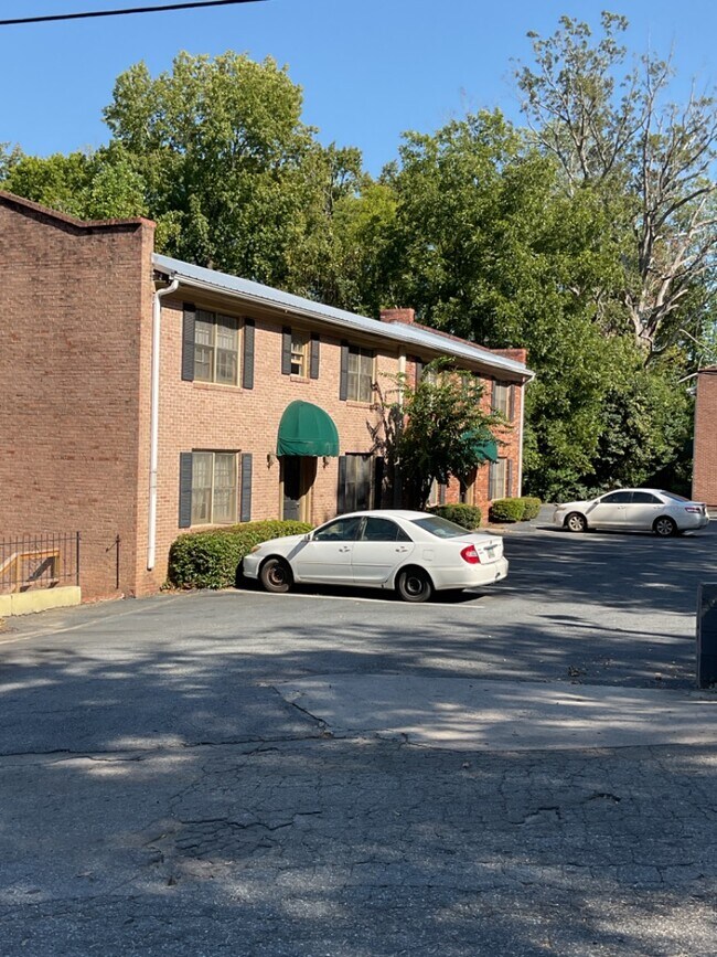Foto del edificio - 241 Riley Ave