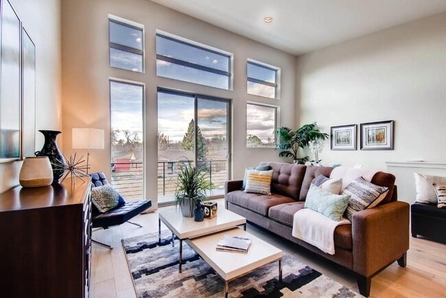 Building Photo - Skyland Townhome just outside of Downtown!...