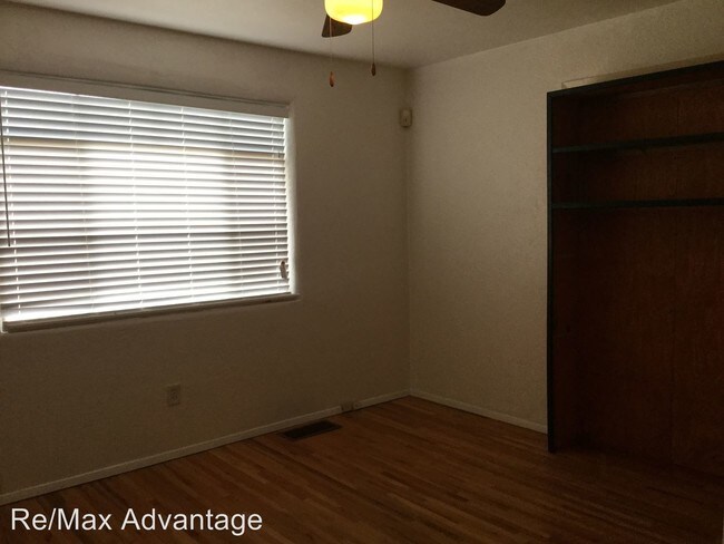 Building Photo - 712 San Pedro Dr SE