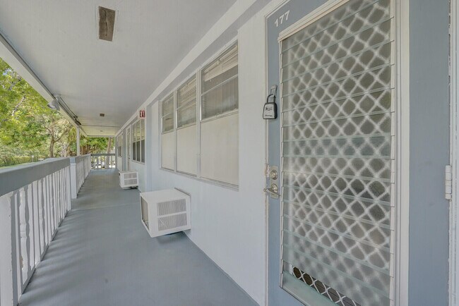 Foto del edificio - 177 Newport Dr