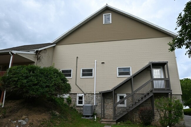Building Photo - 6350 Robin Ln