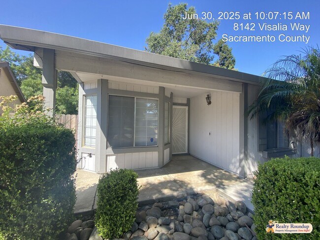 Building Photo - Three Bedroom, Two Bathroom Home with No C...
