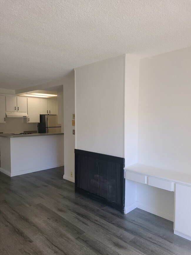 Building Photo - 160 S El Molino Ave