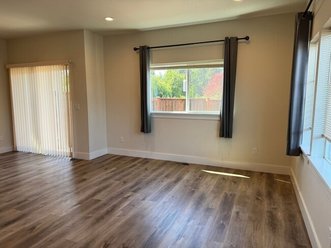Building Photo - Newer 3 bedroom, 2.5 bath duplex in desirable neighborhood!
