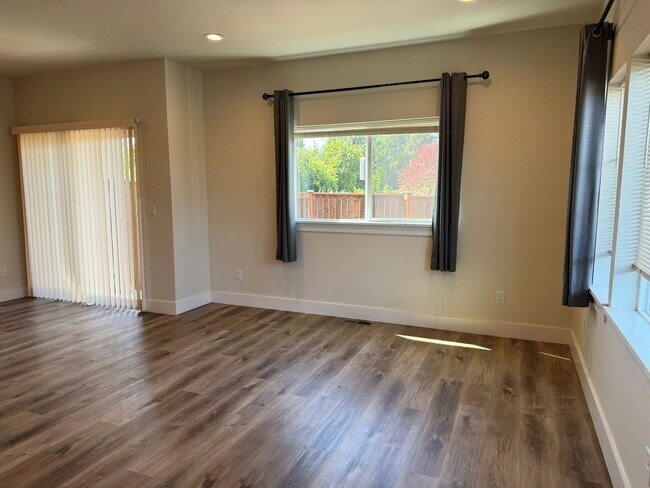 Foto del edificio - Newer 3 bedroom, 2.5 bath duplex in desirable neighborhood!
