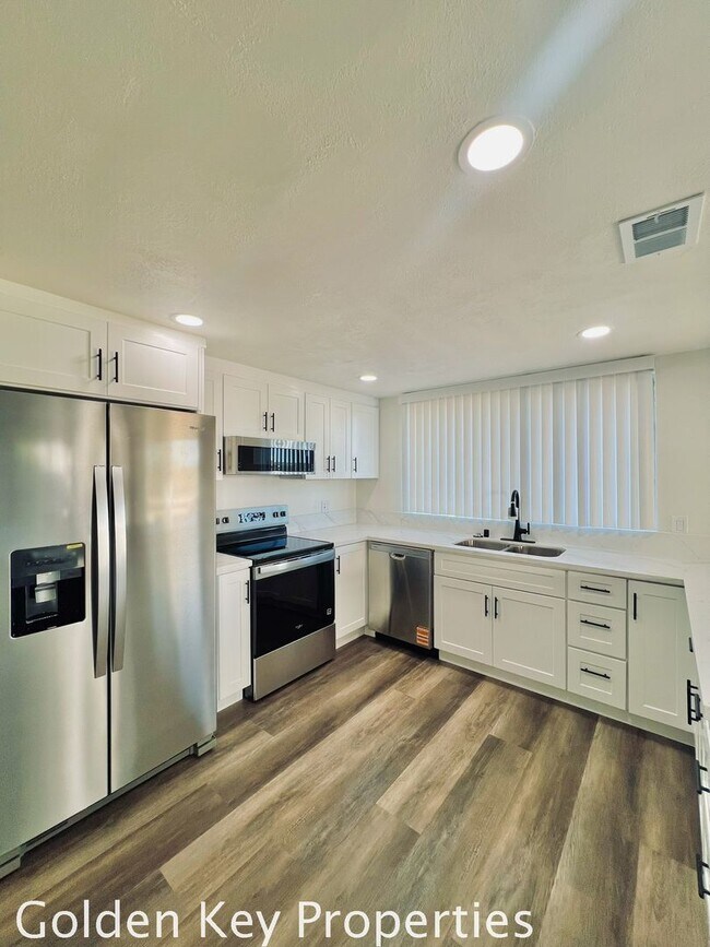 Foto del edificio - Welcome to this stunning duplex located in beautiful Bonsall!