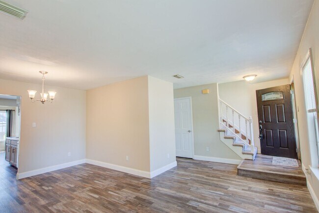 Building Photo - 5 Bedroom, 2.5 Bath Home in Landstown Lake...