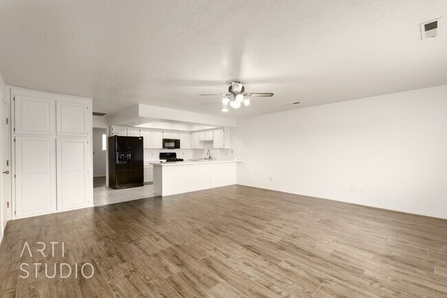 Building Photo - Move in Ready Apartment
