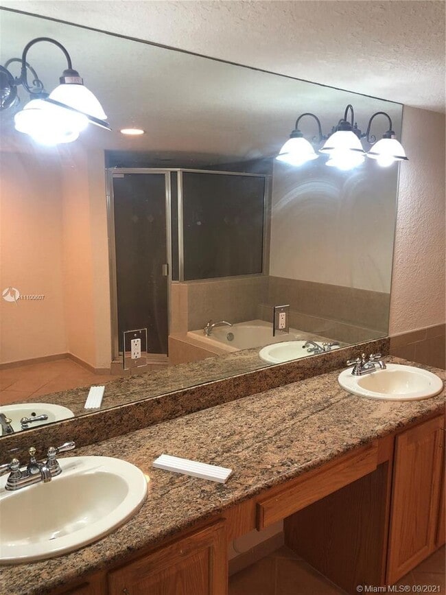 Building Photo - Three Bedroom unit in Victoria Park - Pine...