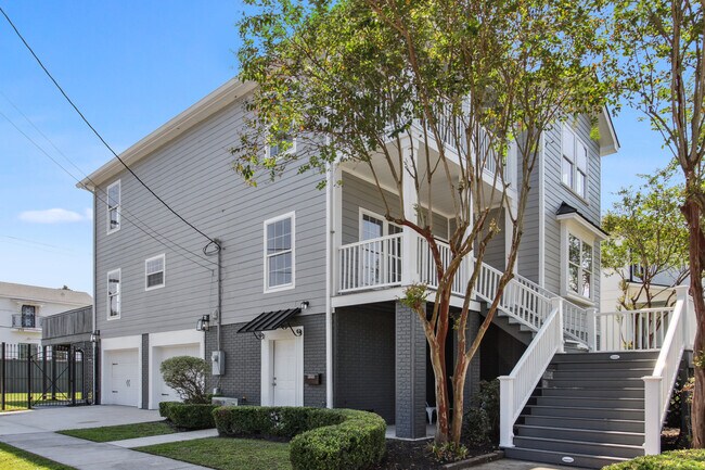 Entrada con escalera - 600 Walker St