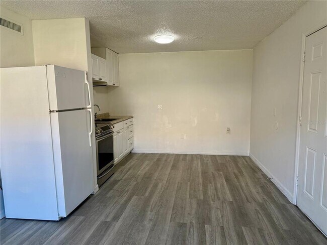 Building Photo - 9013 Westchester Cir