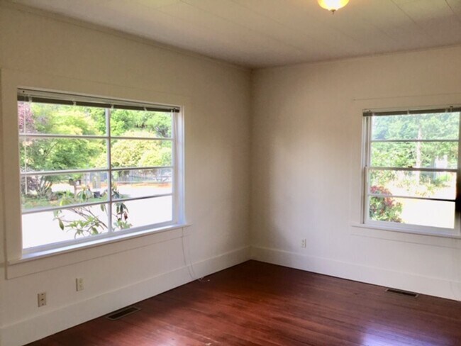 Building Photo - 4br/2.5ba House with Huge Yard and Off Str...