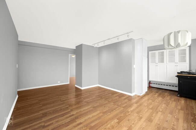Building Photo - Lakefront's Best Living