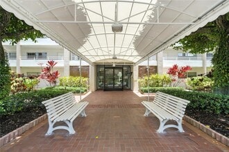 Building Photo - 3850 Oaks Clubhouse Dr