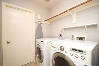 Building Photo - 707 New Pines Dr