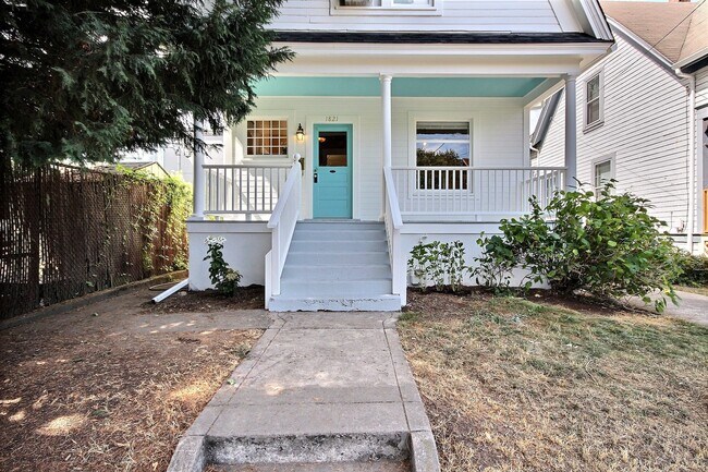 Foto del edificio - Charming Victorian home with private driveway