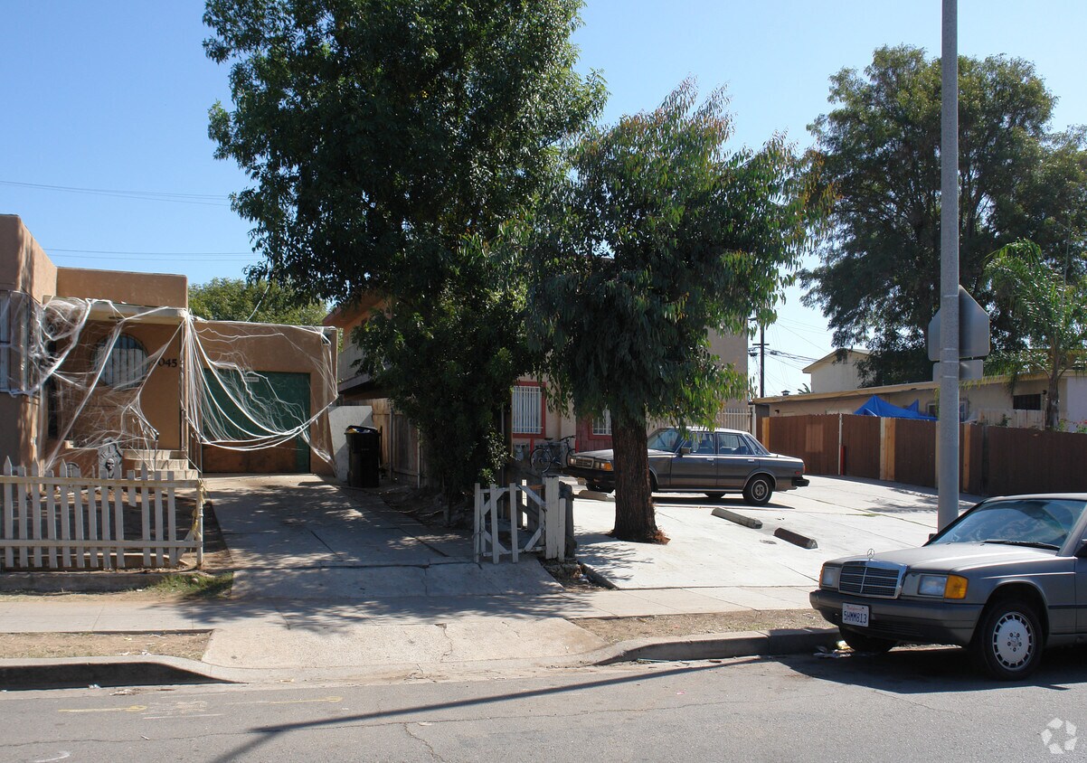 Foto del edificio - 4037 Winona Ave