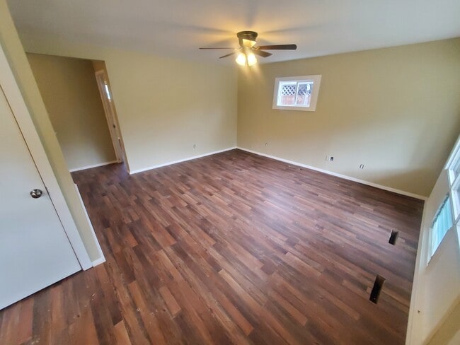 Building Photo - 1548 SW Shunga Dr