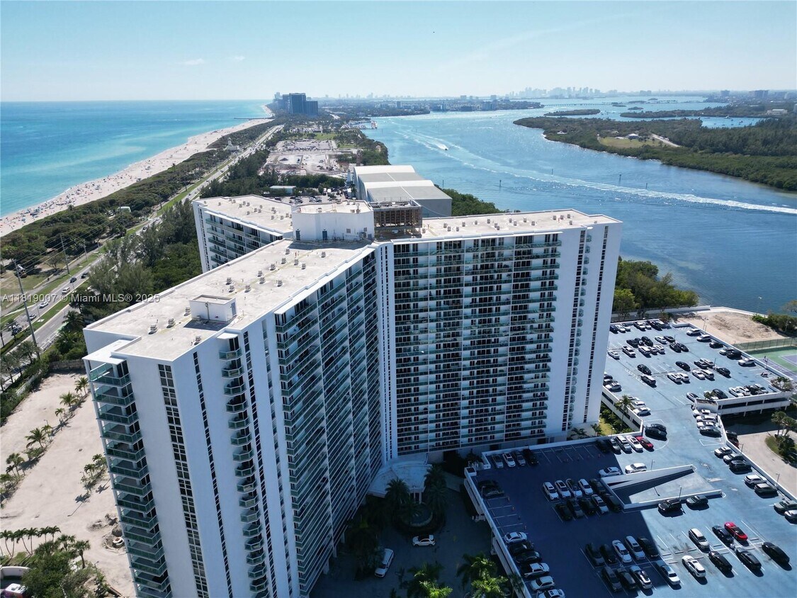 Primary Photo - 100 Bayview Dr