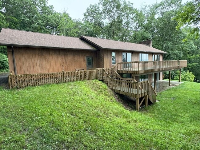 Building Photo - Single Family Home on 9.84 Acres