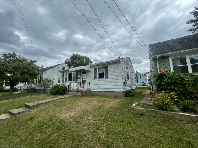 Building Photo - 735 Vogel Ave NE