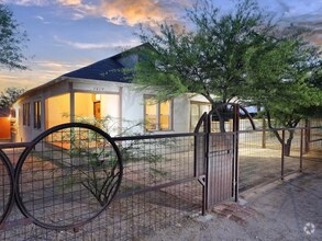 Building Photo - 1615 N Santa Rita Ave