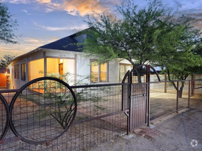 Building Photo - 1615 N Santa Rita Ave