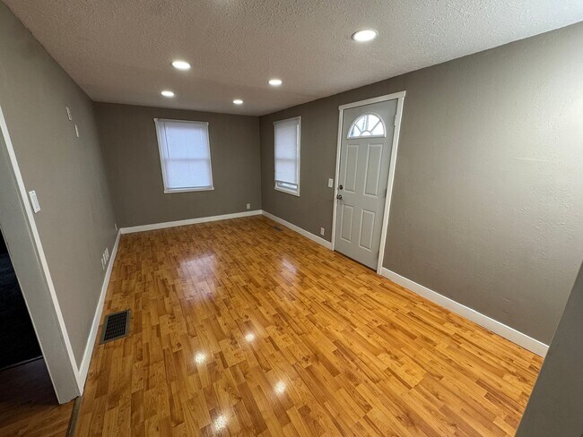 Foto del edificio - Main level house available for rent