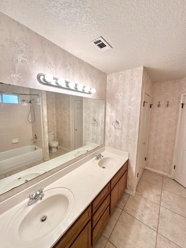 Foto del edificio - AVAILABLE SOON!