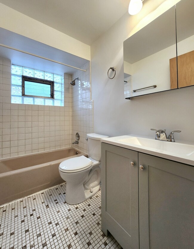Building Photo - Very Spacious Studio in Ohare area with se...