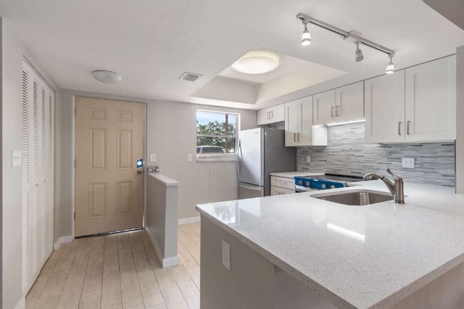 Building Photo - This 1 bedroom, 1 bathroom unit has been completed renovated in Palm Harbor