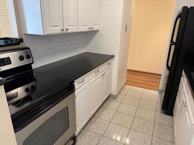 Building Photo - Updated 1 bedroom Condo in Granville Beach!