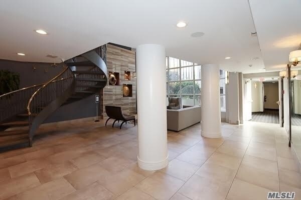 Foto del edificio - 100 Cutter Mill Rd