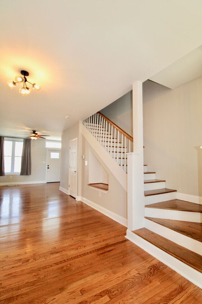Building Photo - Gorgeous Single Family Home in Midtown