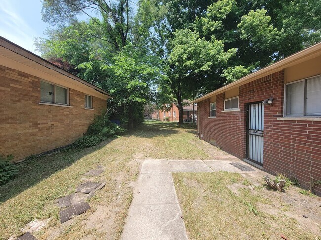 Building Photo - 16159 Riverview St