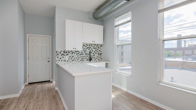 Building Photo - 815 N Fairfield Ave