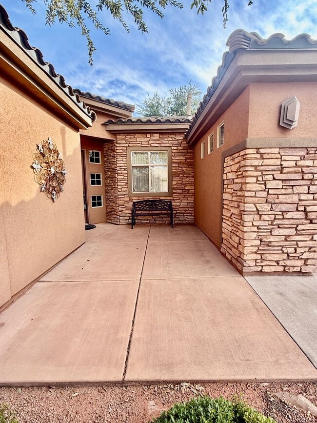 Building Photo - Lovely FURNISHED Three Bedroom Home in Ivins