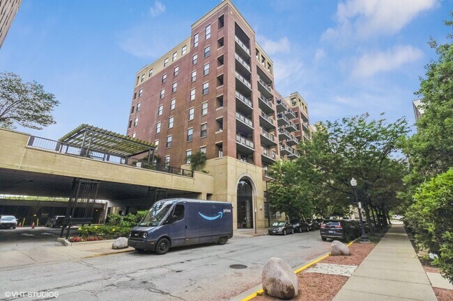 Foto del edificio - 833 W 15th Pl