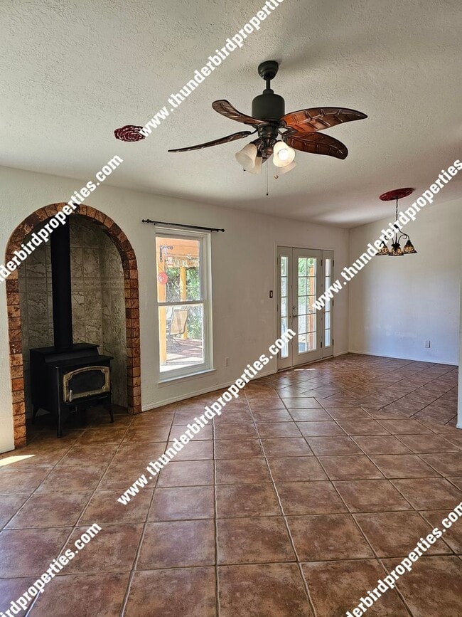 Building Photo - 3 bedroom, 2 baths  with great backyard oa...