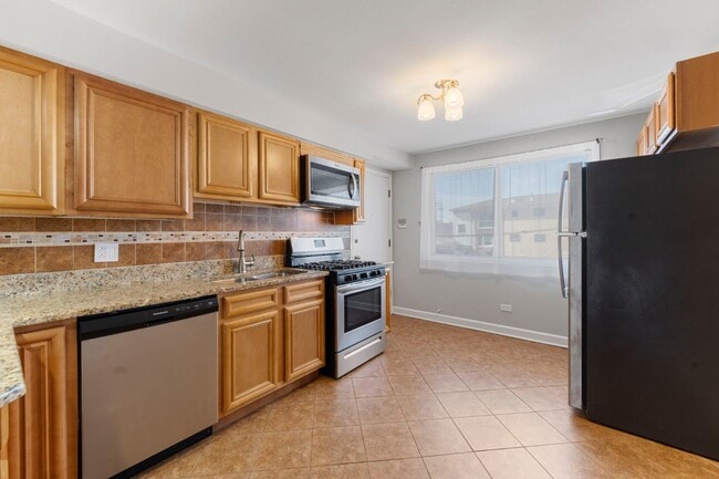 Foto del edificio - 5825 W Higgins Ave