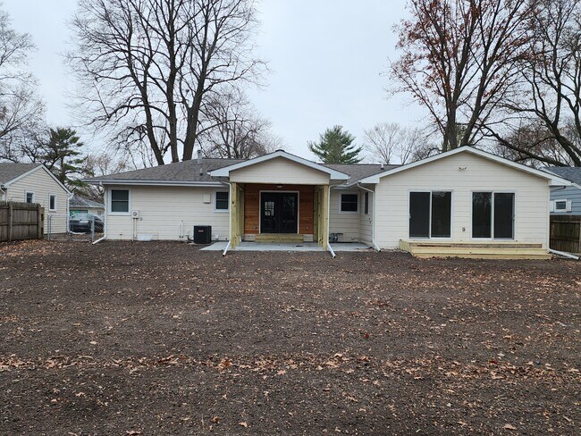 La fotografía fue tomada antes de sembrar el jardín. - 1702 Clark Ave