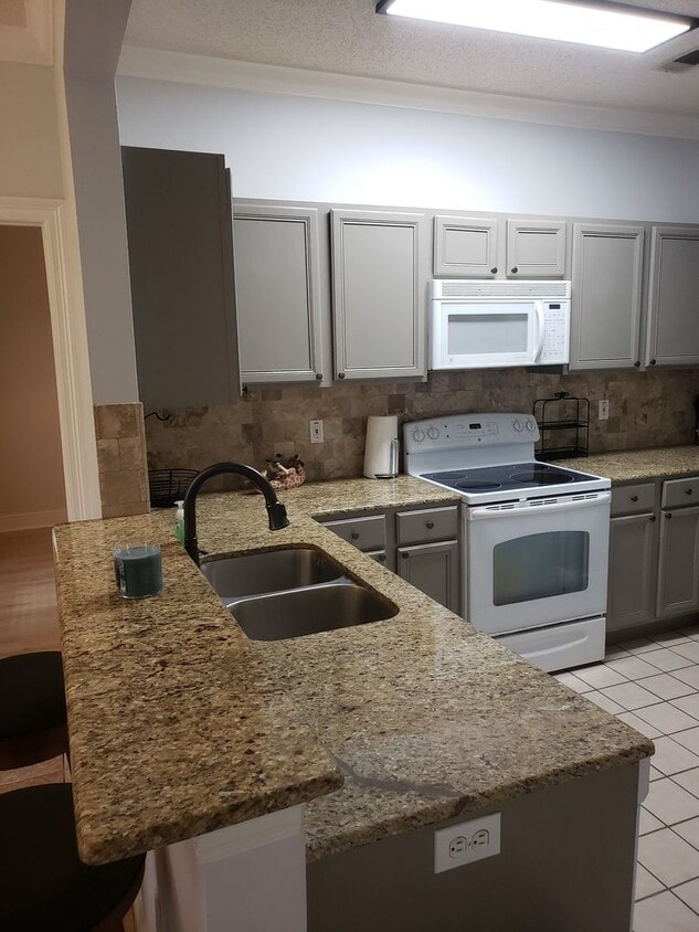 Now Leasing! Highland Village II – Gated a... - Now Leasing! Highland Village II – Gated a...
