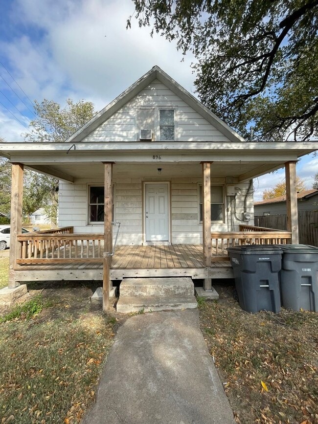 Building Photo - 896 W 5th Ave