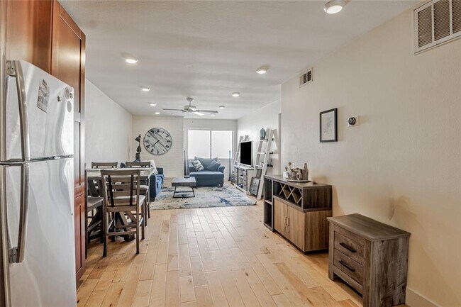Building Photo - 909 Reinli St