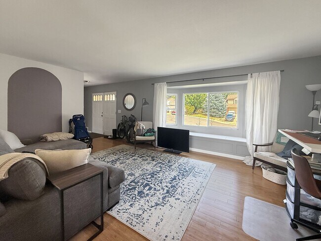 Building Photo - $0 DEPOSIT OPTION. SPACIOUS 4-BEDROOM CENT...