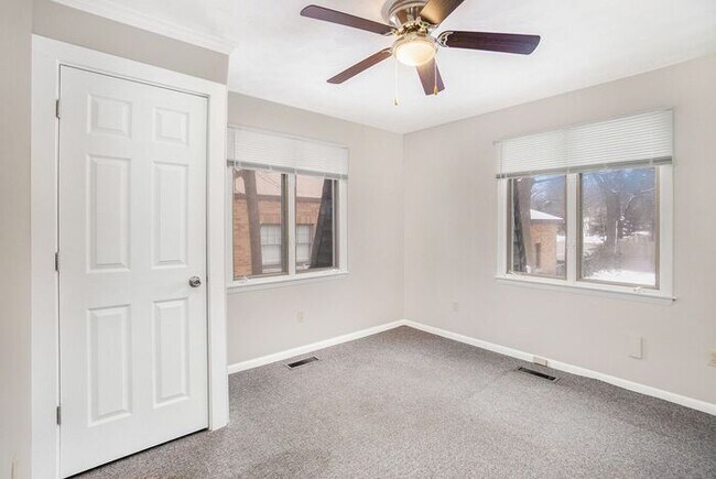 Foto del edificio - Unique Upper Floor Two Bedroom Flat $1099
