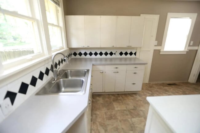 Building Photo - 723 N Monroe St