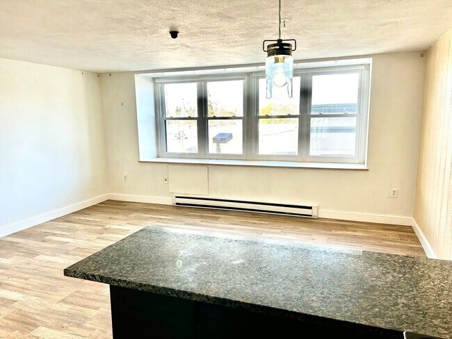 Building Photo - 340 Main St