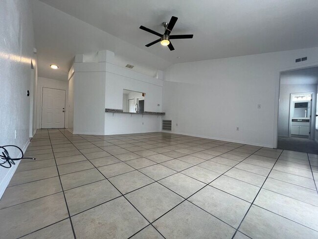 Foto del edificio - 150 Cloverdale Rd